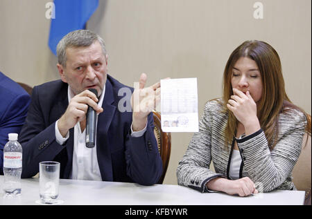 Kiev, Ucraina. 27 ottobre 2017. Elmira Ablyalimova (R) reagisce mentre suo marito attivista Tartar AKHTEM CHIYGOZ (L) mostra il suo certificato di rilascio dalla custodia durante la conferenza mediatica presso l'aeroporto internazionale Boryspil di Kiev, Ucraina, il 27 ottobre 2017. Due attivisti tatari di Crimea Chiygoz e Umerov, condannati per le loro attività politiche dalle autorità russe nella penisola annessa Crimea, sono arrivati in Ucraina dalla Turchia. Crediti: Serg Glovny/ZUMA Wire/Alamy Live News Foto Stock