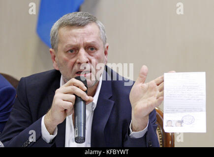 Kiev, Ucraina. 27 ott 2017. akhtem chiygoz (l) mostra il suo certificato di rilascio dalla custodia durante la conferenza stampa presso la international aeroporto boryspil a Kiev in Ucraina, il 27 ottobre 2017. due crimea tatar attivisti e chiygoz umerov, condannati per le loro attività politiche da parte di autorità russe nell'allegato penisola Crimea è arrivato in Ucraina fromturkey. Credito: serg glovny/zuma filo/alamy live news Foto Stock
