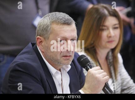 Kiev, Ucraina. 27 ott 2017. akhtem chiygoz parla durante una conferenza stampa presso la international aeroporto boryspil a Kiev in Ucraina, il 27 ottobre 2017. due crimea tatar attivisti e chiygoz umerov, condannati per le loro attività politiche da parte di autorità russe nell'allegato penisola Crimea è arrivato in Ucraina fromturkey. Credito: serg glovny/zuma filo/alamy live news Foto Stock