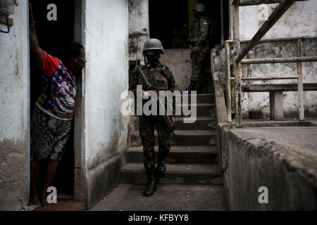 27 ottobre 2017 - il residente osserva le operazioni delle forze Armate nella comunità di Sao Carlos, Rio de Janeiro, BrazilFotografia: Luciano Belford credito: Luciano Belford/ZUMA Wire/Alamy Live News Foto Stock