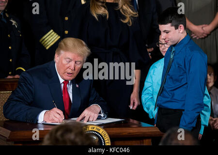 Washington, Stati Uniti. 26 ottobre 2017. Il presidente degli Stati Uniti Donald J. Trump firma un Memorandum presidenziale che dichiara la crisi degli oppioidi un'emergenza sanitaria nazionale mentre parla con due bambini che sono rimasti orfani a causa dell'uso di oppioidi dei loro genitori nella sala orientale della Casa Bianca giovedì 26 ottobre 2017 a Washington, DC Credit: Alex Edelman/CNP - NO WIRE SERVICE - Credit: Alex Edelman/Consolidated/dpa/Alamy Live News Foto Stock