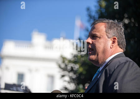 Washington, Stati Uniti. 26 ottobre 2017. Il governatore Chris Christie (repubblicano del New Jersey) parla con i media della crisi nazionale degli oppioidi al di fuori dell'ala ovest della Casa Bianca dopo che il presidente degli Stati Uniti Donald J. Trump ha firmato un memorandum presidenziale che dichiara la crisi degli oppioidi un'emergenza sanitaria nazionale. Credito: Alex Edelman/Pool via CNP - NESSUN SERVIZIO DI TELECOMUNICAZIONE - credito: Alex Edelman/Consolidated/dpa/Alamy Live News Foto Stock