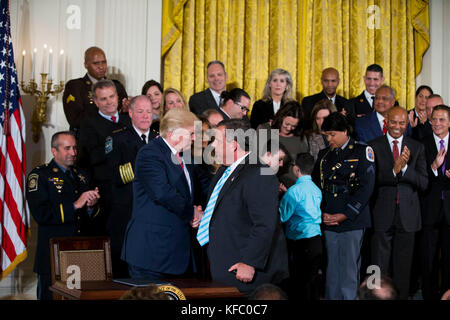 Washington, Stati Uniti. 26 ottobre 2017. Il presidente degli Stati Uniti d'America Donald J. Trump stringe la mano al governatore Chris Christie (repubblicano del New Jersey) dopo aver firmato un memorandum presidenziale che dichiara la crisi degli oppioidi un'emergenza sanitaria nazionale nella sala orientale della Casa Bianca giovedì 26 ottobre 2017 a Washington, DC Credit: Alex Edelman/CNP - NO WIRE SERVICE - Credit: Alex Edelman/Consolidated/dpa/Alamy Live News Foto Stock