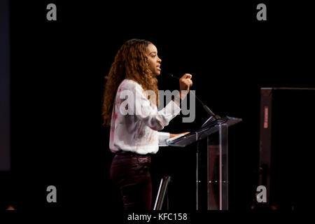 Detroit, Michigan, Stati Uniti. 27th ottobre 2017. Tamika Mallory, Co-presidente nazionale, marzo delle donne, parla alla sessione di apertura della Convention delle donne al Cobo Center, Detroit Michigan, venerdì 27 ottobre 2017 Credit: Theresa Scarbrough/Alamy Live News Foto Stock