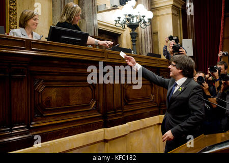 Ottobre 27, 2017 - Barcellona, in Catalogna, Spagna - Presidente catalano carles puigdemont getta il suo voto presso la sala plenaria del Parlamento catalano. Catalogna il parlamento regionale ha approvato una mozione dicendo che stanno stabilendo un indipendente repubblica catalana. (Credito immagine: © jordi boixareu via zuma filo) Foto Stock