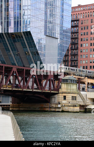 Una linea rosa L treno attraversa il fiume Chicago a Lake Street di fronte al grattacielo a sbalzo a 150 N Riverside a Chicago Foto Stock