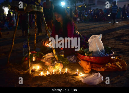 Mumbai, India. 26 ott 2017. devoti celebra la chhath puja festival presso spiaggia Juhu di Mumbai. Credito: azhar khan/Pacific press/alamy live news Foto Stock