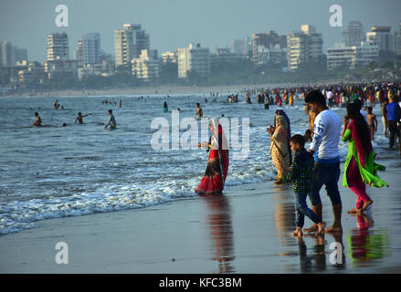 Mumbai, India. 26 ott 2017. devoti celebra la chhath puja festival presso spiaggia Juhu di Mumbai. Credito: azhar khan/Pacific press/alamy live news Foto Stock