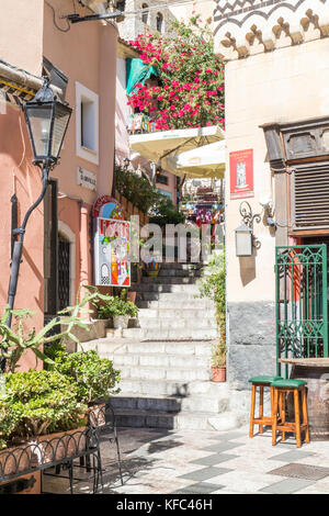 Un angolo colorato con gradini che conducono ad un ristorante, Corso Umberto, Taormina, Sicilia, Italia Foto Stock