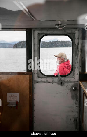 Stati Uniti d'America, Alaska juneau, passeggeri tenere gli occhi aperti per le balene con la gobba mentre whale watching ed esplorando in stephens passaggio Foto Stock