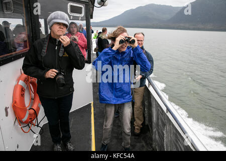 Stati Uniti d'America, Alaska juneau, passeggeri tenere gli occhi aperti per le balene con la gobba mentre whale watching ed esplorando in stephens passaggio Foto Stock