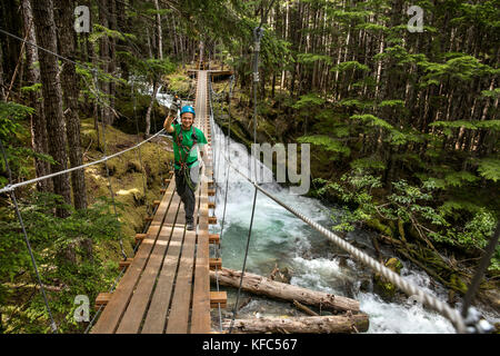 Stati Uniti d'America Alaska, Sitka, il Grizzly Falls Zipline Spedizione nell area di Dyea ha undici stazioni ziplining che ti portano ad alta nella tettoia con viste Foto Stock