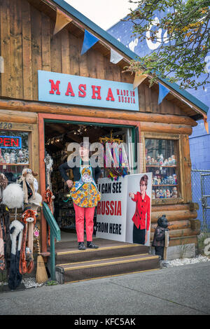 Stati Uniti d'America, Alaska, Anchorage, store chiamato masha, proprietario inga nella parte anteriore del suo store Foto Stock