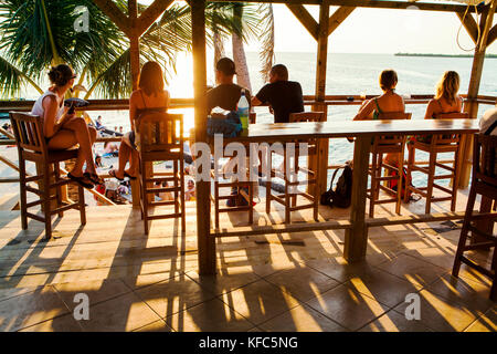 BELIZE, Caye Caulker, il bar di scena a Lazy Lizard Foto Stock