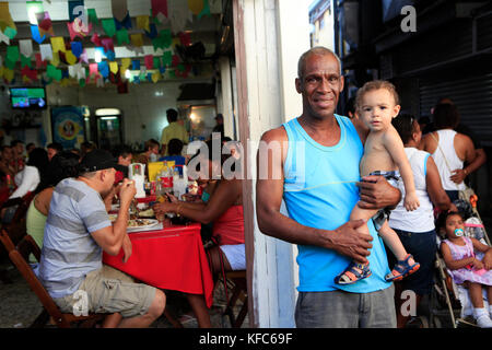 Il Brasile, Rio de Janeiro, un uomo anziano e giovane ragazzo nel marketplace, feria de Sao Foto Stock
