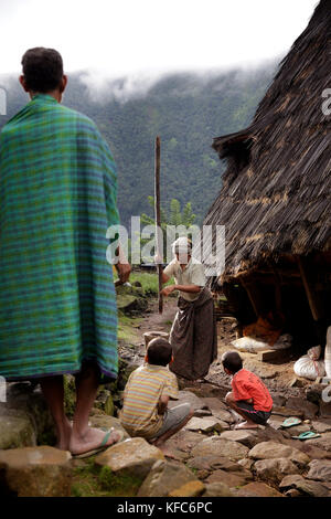 Indonesia, Flores, Maria nedi prepara il caffè mentre la sua famiglia orologi nel villaggio di montagna di wae rebo Foto Stock