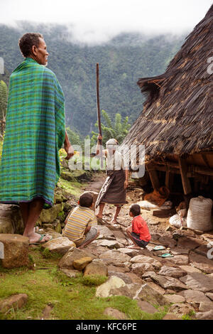 Indonesia, Flores, Maria nedi prepara il caffè mentre la sua famiglia orologi nel villaggio di montagna di wae rebo Foto Stock