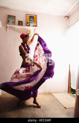 Maurizio, Suriname, una giovane donna Sega ballerino, Cyndia Venratachullum, balli in casa sua per il ritmo della Sega musica Foto Stock