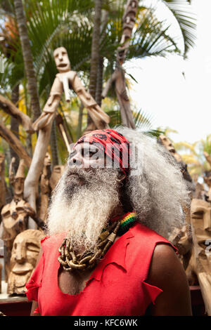 Maurizio, ritratto di un intagliatore locale sul lungomare a port louis Foto Stock