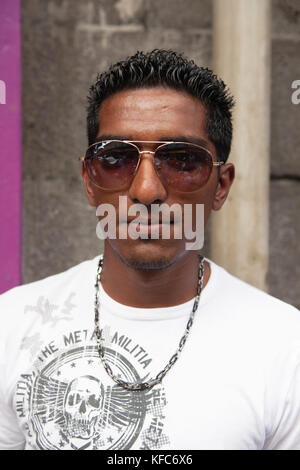 Maurizio; street ritratto di un giovane uomo a Port Louis Foto Stock