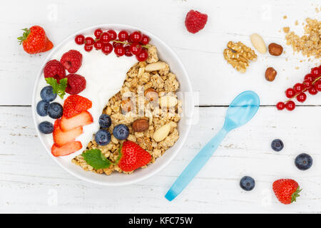 Colazione muesli frutta fragole yogurt cereali bacche ciotola vista dall'alto Foto Stock