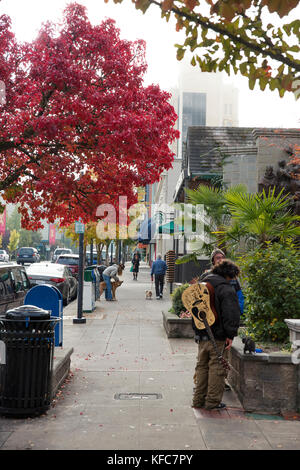 Stati Uniti d'America, oregon, Ashland, scene di strada nel centro cittadino di Ashland su east main street Foto Stock