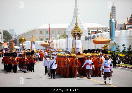 Bangkok, Tailandia. 27 ott 2017. una processione a trasferire la sua maestà il defunto re Bhumibol Adulyadej royal reliquie e la cenere dal royal crematorio a Sanam Luang al Grand Palace, Bangkok, nel mese di ottobre 27th, 2017. Credito: panupong changchai/Pacific press/alamy live news Foto Stock