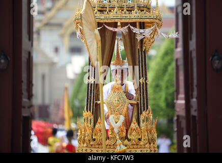 Bangkok, Tailandia. 27 ott 2017. una processione a trasferire la sua maestà il defunto re Bhumibol Adulyadej royal reliquie e la cenere dal royal crematorio a Sanam Luang al Grand Palace, Bangkok, nel mese di ottobre 27th, 2017. Credito: panupong changchai/Pacific press/alamy live news Foto Stock