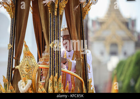 Bangkok, Tailandia. 27 ott 2017. una processione a trasferire la sua maestà il defunto re Bhumibol Adulyadej royal reliquie e la cenere dal royal crematorio a Sanam Luang al Grand Palace, Bangkok, nel mese di ottobre 27th, 2017. Credito: panupong changchai/Pacific press/alamy live news Foto Stock