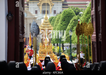 Bangkok, Tailandia. 27 ott 2017. una processione a trasferire la sua maestà il defunto re Bhumibol Adulyadej royal reliquie e la cenere dal royal crematorio a Sanam Luang al Grand Palace, Bangkok, nel mese di ottobre 27th, 2017. Credito: panupong changchai/Pacific press/alamy live news Foto Stock