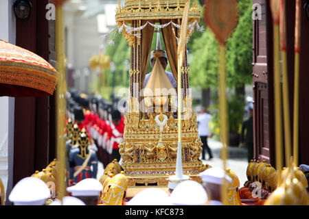 Bangkok, Tailandia. 27 ott 2017. una processione a trasferire la sua maestà il defunto re Bhumibol Adulyadej royal reliquie e la cenere dal royal crematorio a Sanam Luang al Grand Palace, Bangkok, nel mese di ottobre 27th, 2017. Credito: panupong changchai/Pacific press/alamy live news Foto Stock