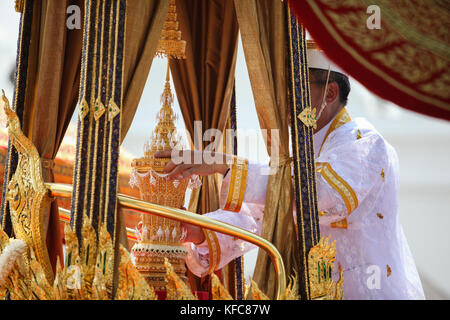 Bangkok, Tailandia. 27 ott 2017. una processione a trasferire la sua maestà il defunto re Bhumibol Adulyadej royal reliquie e la cenere dal royal crematorio a Sanam Luang al Grand Palace, Bangkok, nel mese di ottobre 27th, 2017. Credito: panupong changchai/Pacific press/alamy live news Foto Stock