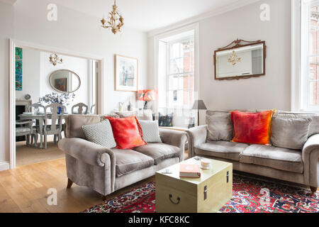 Un contemporaneo / tradizionalmente interni in stile salotto con una vista attraverso un elegante sala da pranzo in una casa del Regno Unito Foto Stock