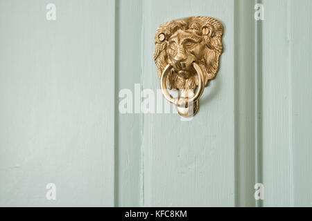 Un ornato, ottone, Lions Head porta respingente. montato davanti alla porta di casa di un regno unito home. Foto Stock