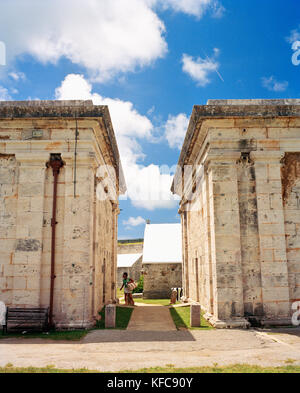 BERMUDA, donna borsa da trasporto in piedi al di fuori del Museo Marittimo Foto Stock