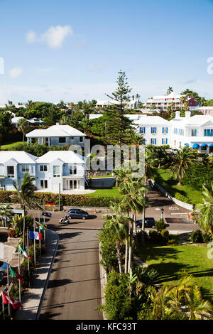 BERMUDA. Vista di case e strada di fronte fo la Hamilton Princess & Beach Club Hotel. Foto Stock