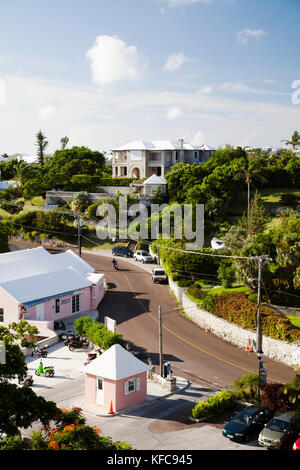 BERMUDA. Vista di case e strada di fronte fo la Hamilton Princess & Beach Club Hotel. Foto Stock