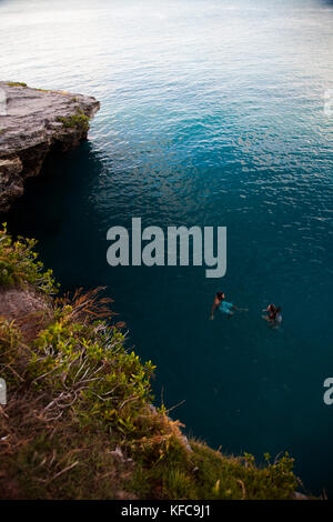 BERMUDA. Parrocchia di Hamilton. Cliff jumping, nuoto fuori da un punto nella Admiralty House Park di Hamilton. Foto Stock