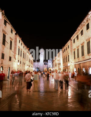 Croazia, Dalmazia, Dubrovnik, gente che cammina sulla strada di notte Foto Stock