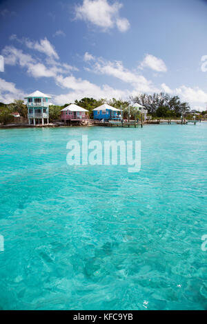 EXUMA, Bahamas. Vista di case lungo la riva su Staniel Cay. Foto Stock