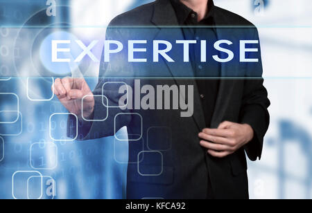 Imprenditore premendo tipo di supporto virtuale di pulsanti Foto Stock