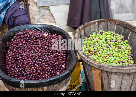 Appena raccolte verdi e olive nere in un cestello di legno per vendita a sineu mercato, Maiorca, SPAGNA Foto Stock