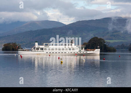 La mattina presto sul passeggero sistema di cottura a vapore "wan" sul lago di Windermere, Windermere, Cumbria, England, Regno Unito Foto Stock