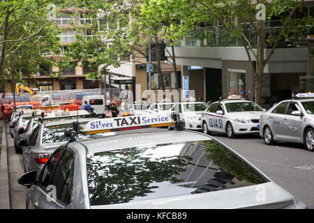 Taxi autorizzati coda di automobili per passeggeri clienti nel centro di Sydney, Australia Foto Stock