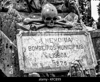 Tombe e lapidi nel cimitero di Prazeres, Lisbona, Portogallo. prazeres è un ex parrocchia civile (freguesia) nella città e municipalità di Lisbona. Foto Stock