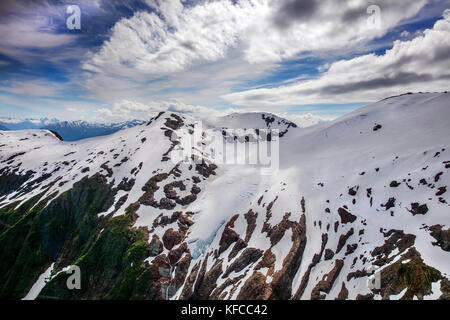 Stati Uniti d'America, Alaska juneau, ariel viste sullo splendido scenario dell'Alaska visto da elicottero, elicottero dogsled tour vola sopra il ghiacciaio taku per Foto Stock