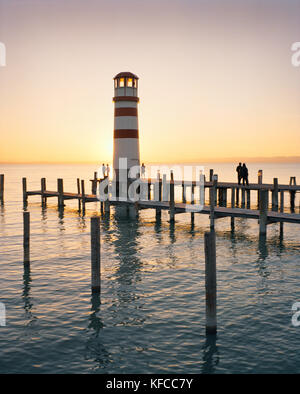 Austria, Podersdorf, la gente visita un faro nel lago Neusiedler See, Burgenland Foto Stock