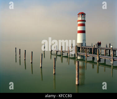 Austria, Podersdorf, la gente visita un faro nella nebbia, il lago Neusiedler See, Burgenland Foto Stock