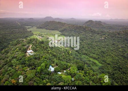 Belize, Punta Gorda, Toledo, un ariel vista di belcampo belize lodge e la giungla farm, che è dedicato allo sviluppo della durata di stabilità economica mi Foto Stock