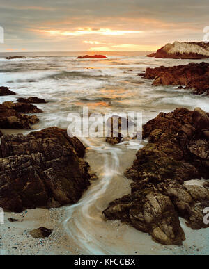USA, California, Pebble Beach, formazioni rocciose sull'Oceano Pacifico al tramonto, autostrada 1, 17 miglia di auto Foto Stock